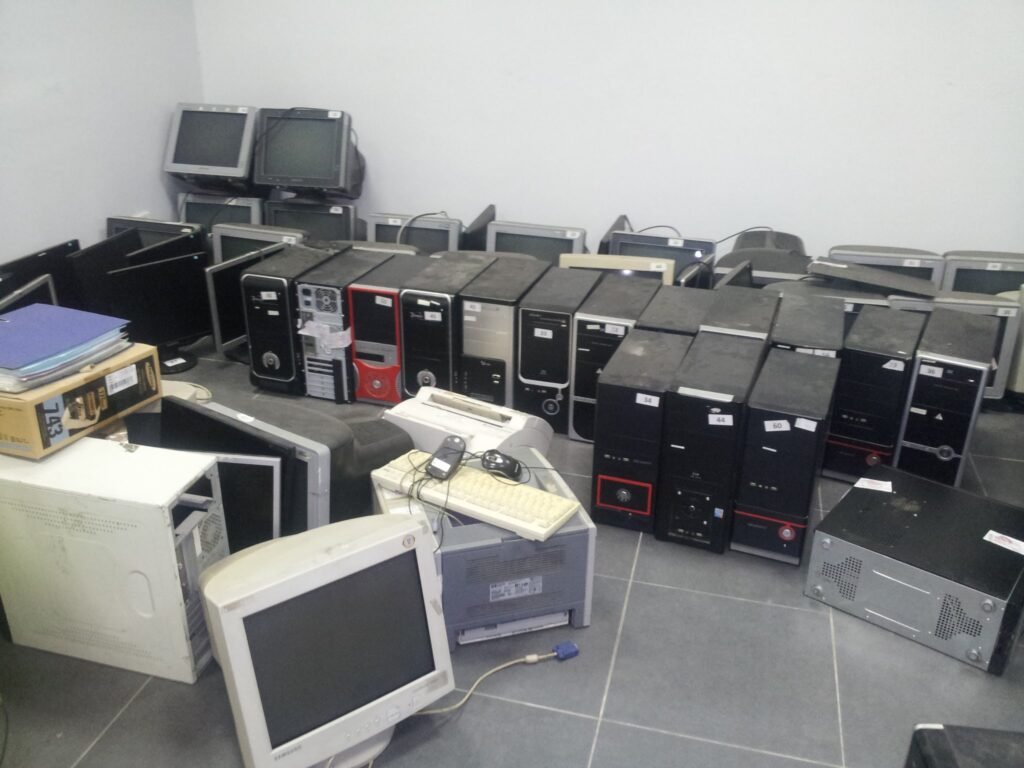 Thu mua văn phòng ở Hóc Môn tận nơi